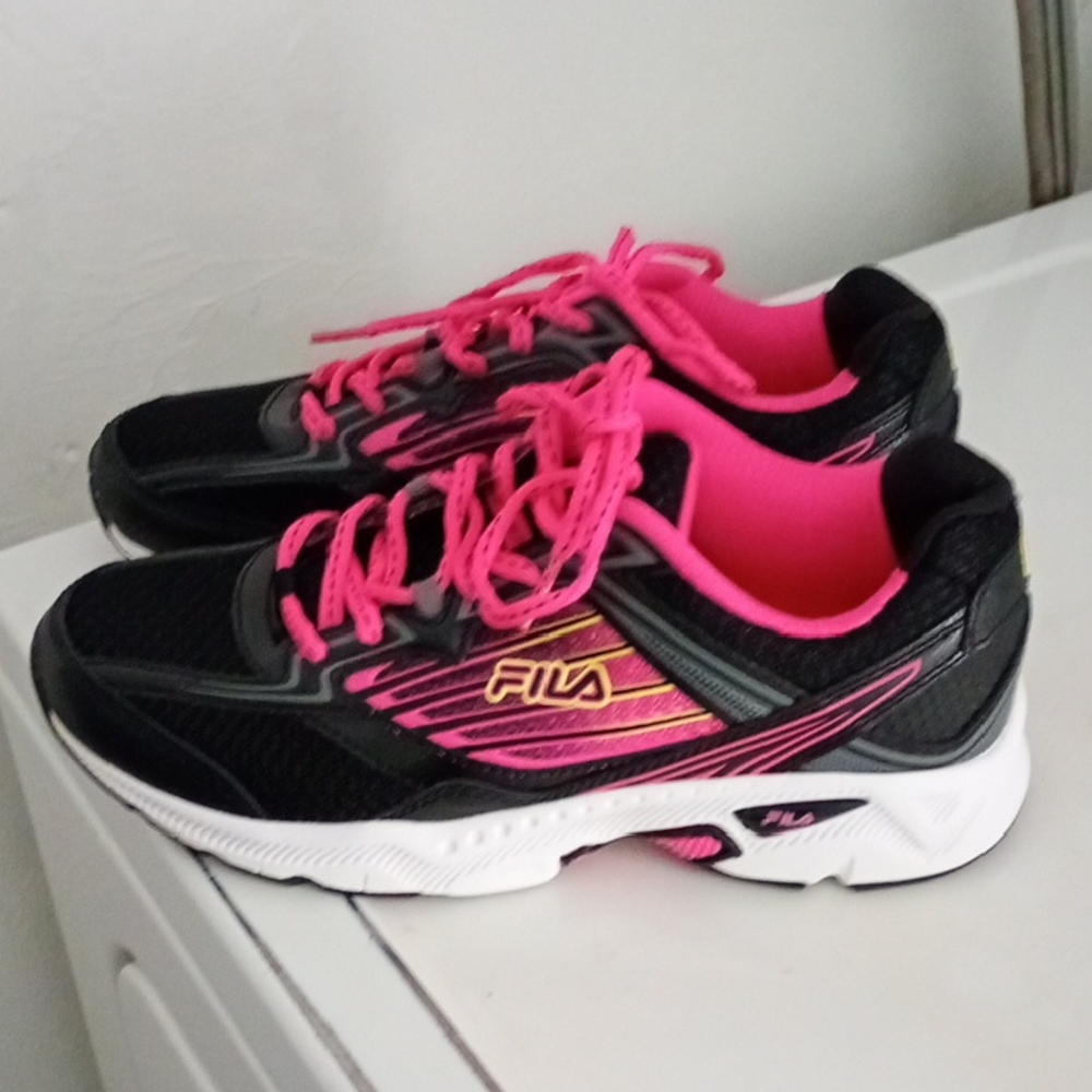 Fila Women's Black and Pink Running Sneakers